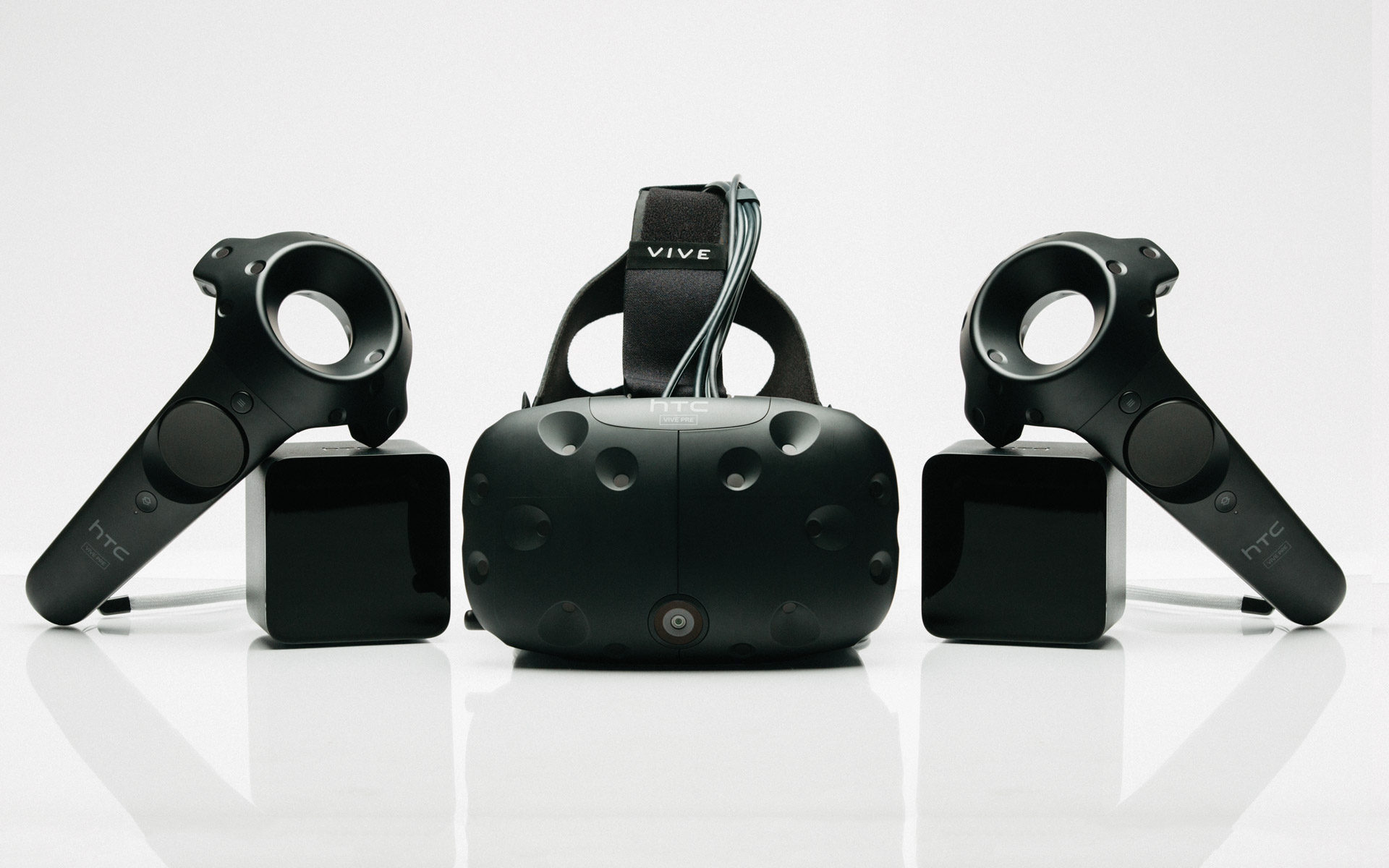 The HTC Vive drops by £100 to celebrate its first year anniversary